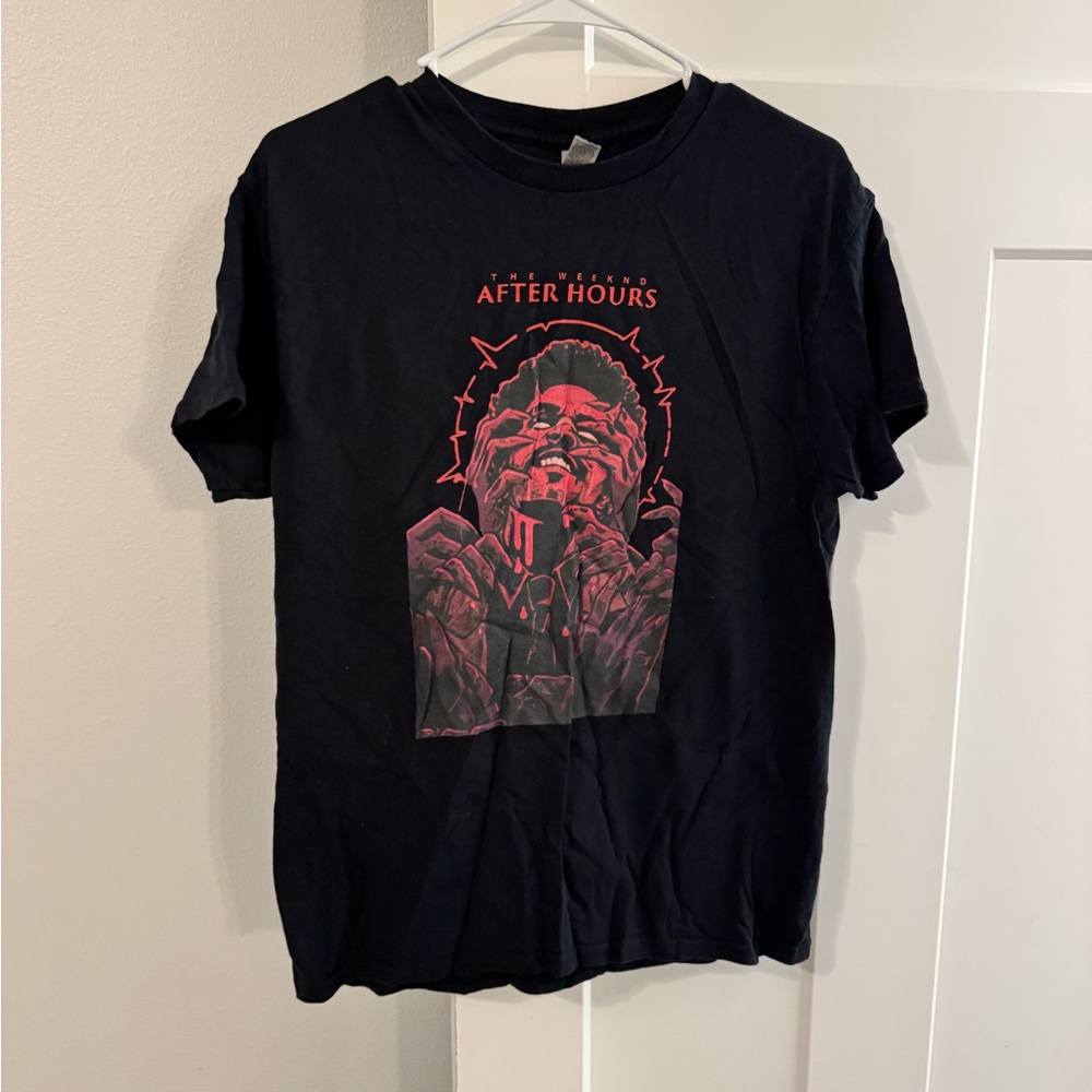Gildan Black Tee with Red Graphic - Picture 1 of 2